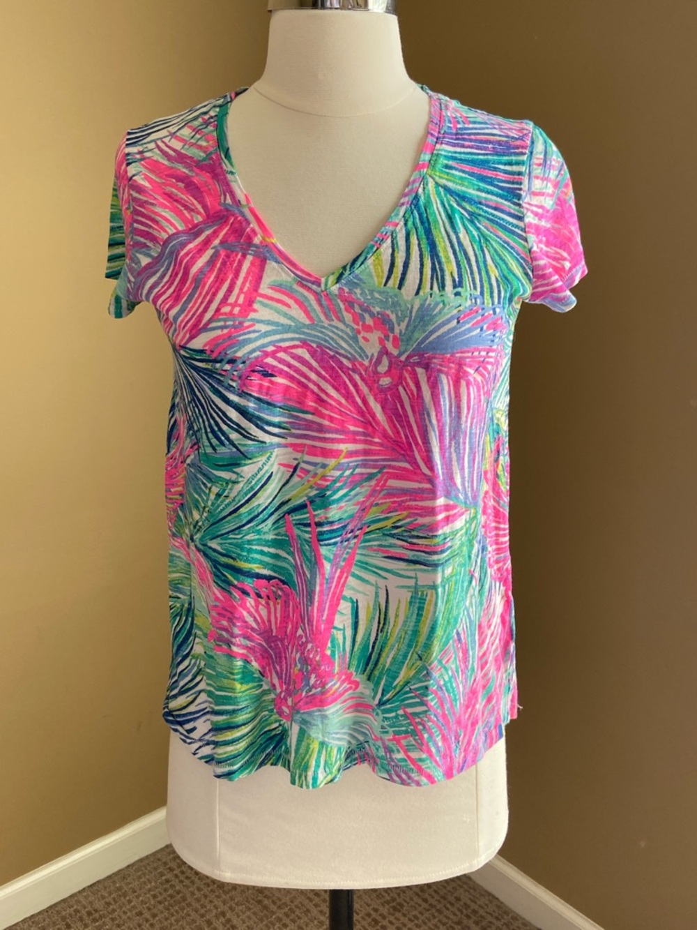 Lilly Pulitzer Vibrant Tropical Print‎ V‑Neck Etta Tee, XSmall, Beach, Resort